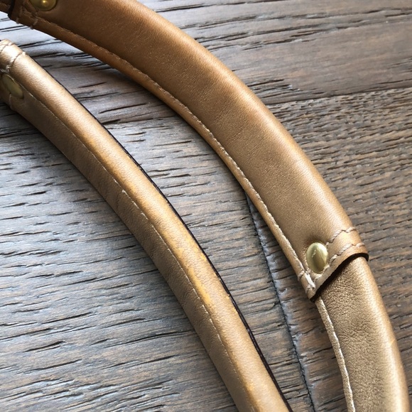 Signature COACH Satchel Bag w/Gold Trim & Hardware - Picture 4 of 8